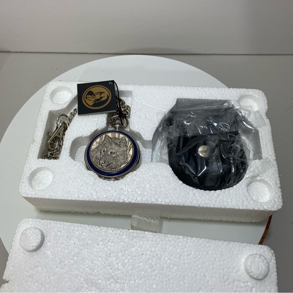 Franklin Mint‎ Pocket Watch International The Spirit Of The Wolf Center Vintage